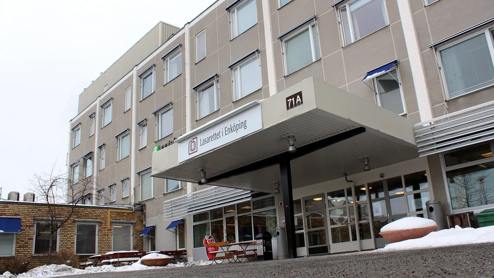 Läkaren begick våldtäkten på lasarettet i Enköping.