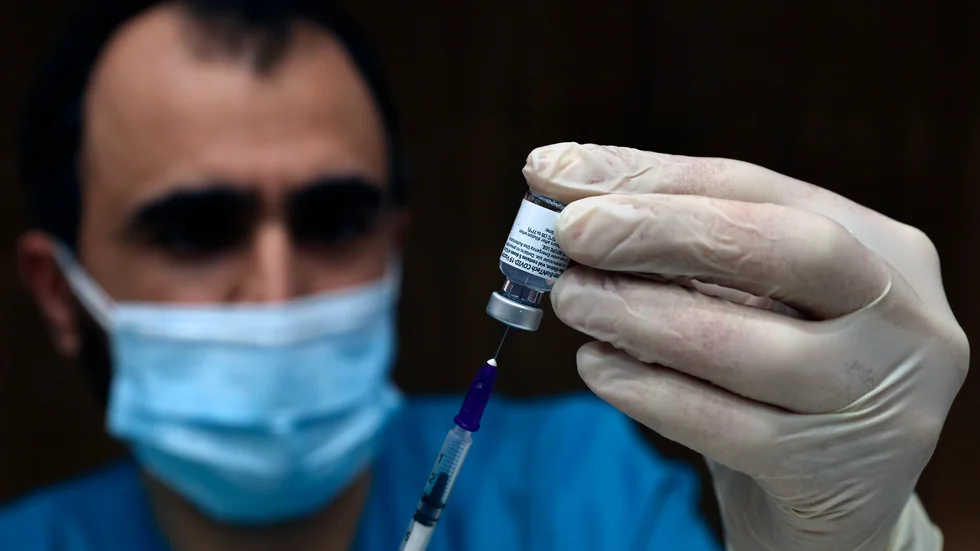 En israelisk studie visar en 94-procentig minskning av symtomatisk covid-19 bland 600|000 israeler som fått Pfizer-Biontechs vaccin. Arkivbild.