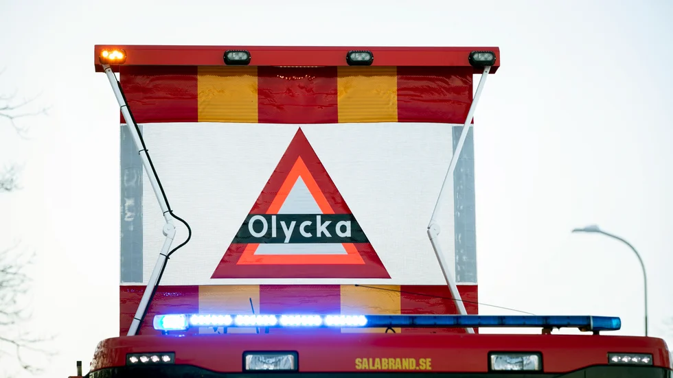 Två personer fördes till sjukhus med ambulans efter trafikolyckan på väg 582 under torsdagseftermiddagen.