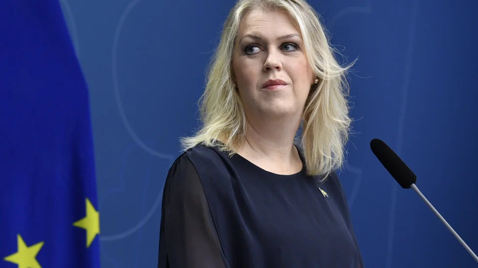 Regeringen, med socialminister Lena Hallengren (S) i spetsen, vill att sjukvården ska få stöd att ta hand om patienter med långvariga symtom av covid-19.