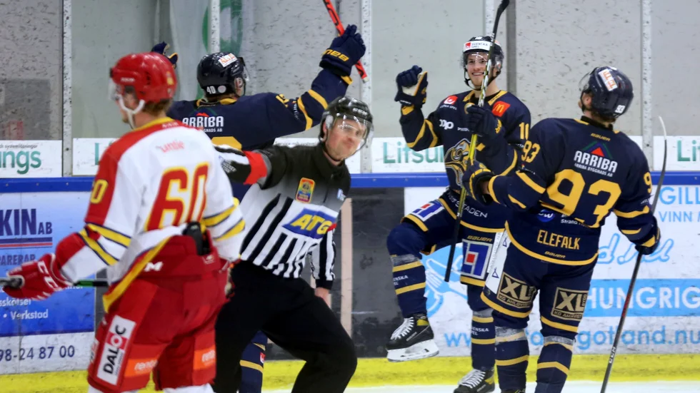 Visby Roma fick det att lossna rejält i sista perioden mot Skövde. Här firar Albin Kedbrant, Adrian Elefalk och kompani ett av målen.