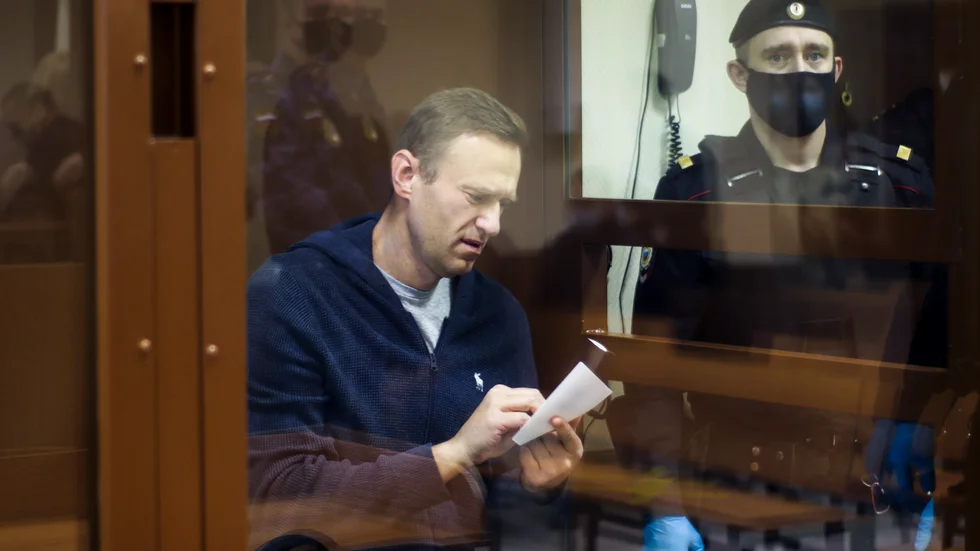 Aleksej Navalnyj antecknar under fredagens förhandling.