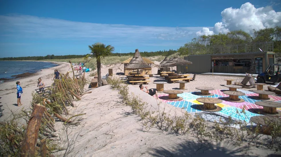 Tofta strandcafé som det såg ut med möbler.I år har de bara fått dispens från strandskyddet för två matcontainrar.