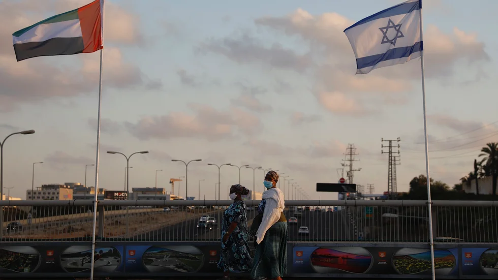 Emiratiska och israeliska flaggor vajar i vinden på Fredsbron i israeliska Netanya.