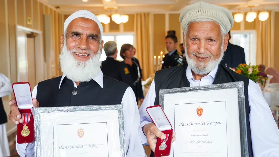 Muhammad Rafiq, till vänster, och Mohammad Iqbal prisades med medaljer på årsdagen av den avvärjda terrorattacken mot moskén i norska Bærum.