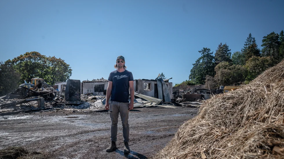 "Mellan 700 och 800 ton hösilage är förstört", berättar Marcus Ottoson. För att släcka branden gick det åt omkring tre miljoner liter vatten och på måndagen är marken fortfarande fuktig.