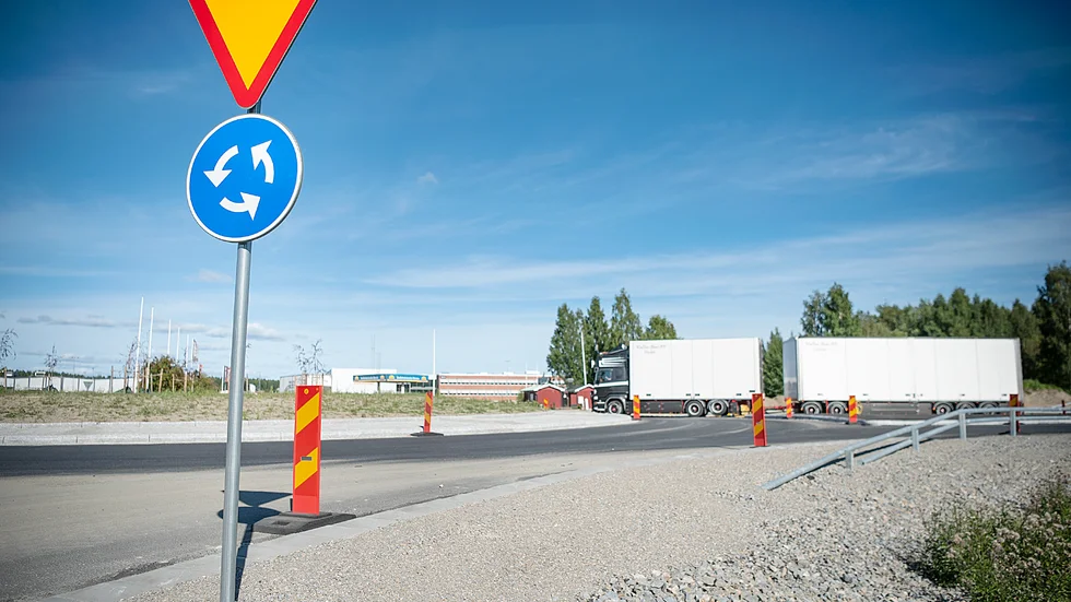 Rondellen i korsningen Svedjevägen/Järnvägsleden är alldeles för trång menar insändarskribenten 