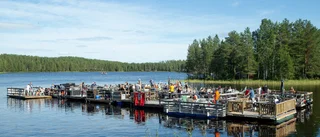 Tätt bland flottarna i byn som nobbar båten