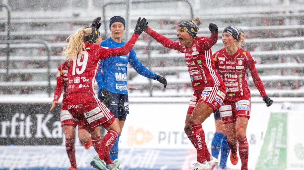 Madelen Janogy, th, jublar efter hennes matchvinnande 1–0-mål. 