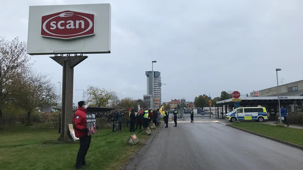 Bild från aktionen utanför HKscan den 21 oktober.