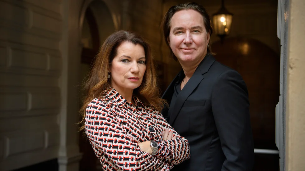 Bakom pseudonymen Lars Kepler döljer sig makarna Alexandra Coelho Ahndoril och Alexander Ahndoril. Som Lars Kepler är makarna aktuella med boken "Spegelmannen".