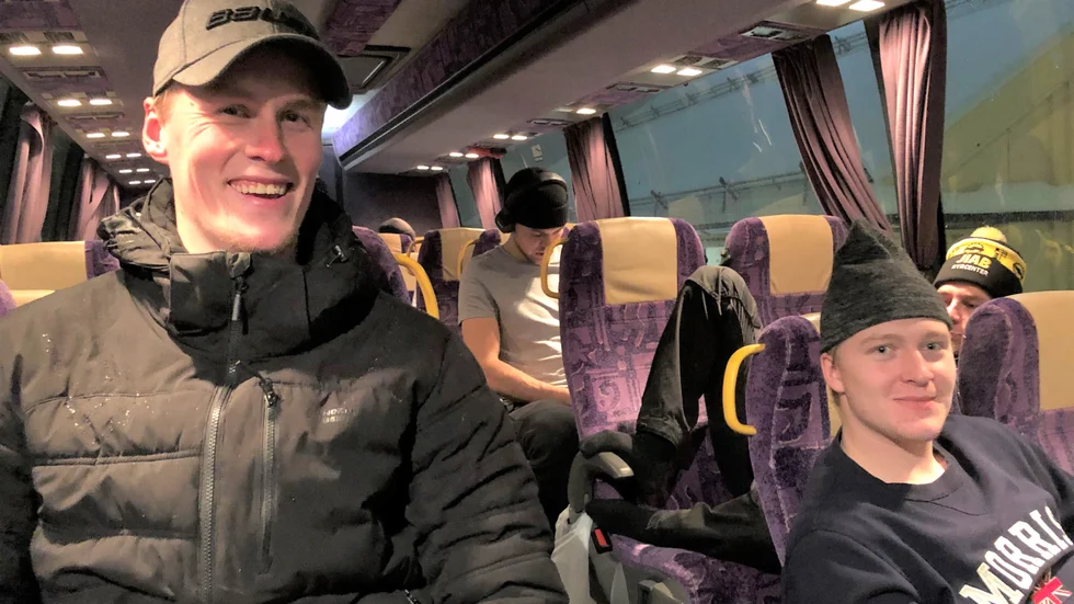 Emil Wrenman och Ludvig Stenvall hade inte svårt att hålla sig för skratt under hemresan