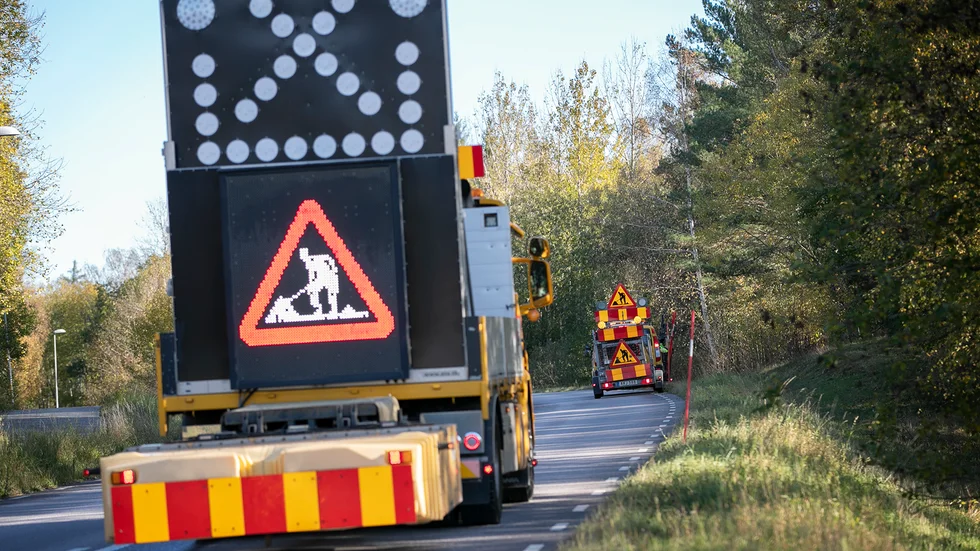Var tredje dag blir en TMA-bil påkörd. Debattörerna uppmanar till uppmärksamhet och lugn i trafiken.