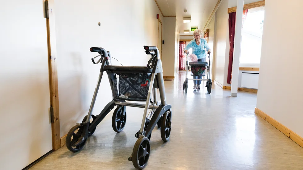 Vänsterpartiet vill använda pengar i budgeten till att avskaffa delade turer och till en bättre äldreomsorg, menar debattören.