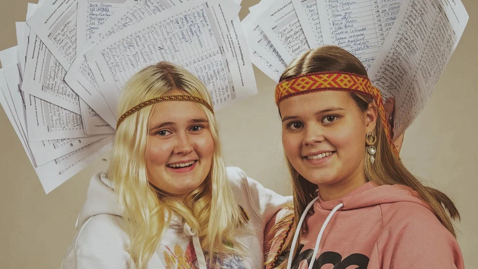 Gymnasieeleverna Ottilia Viklund och Sascha Lango kämpar för Hornavanskolan. De har samlat in 807 namnunderskrifter.