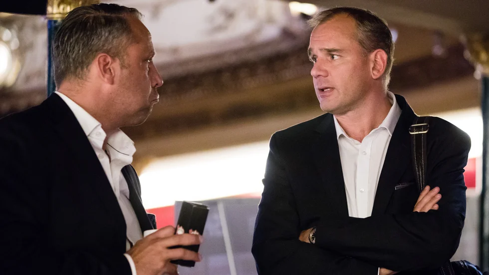 SHL:s tidigare VD Jörgen Lindgren i samspråk med sportchefen/vice VD:n Johan Hemlin.