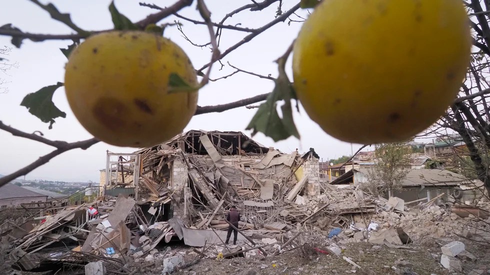 Ett förstört hus i Stepanakert i utbrytarregionen Nagorno-Karabach. Bilden är från i lördags.