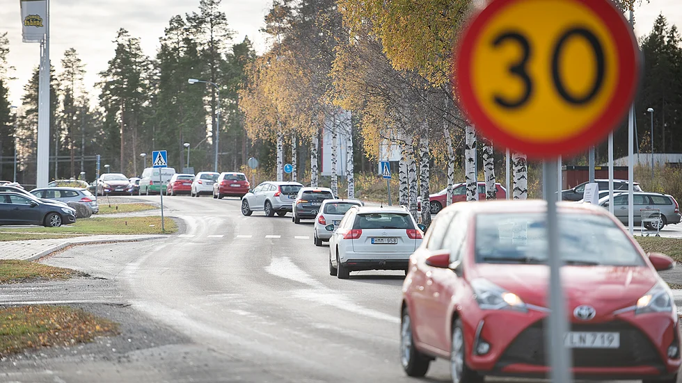 Att enkelrikta Varugatan skulle kunna lösa trafikproblemen på Solbacken, menar skribenten.
