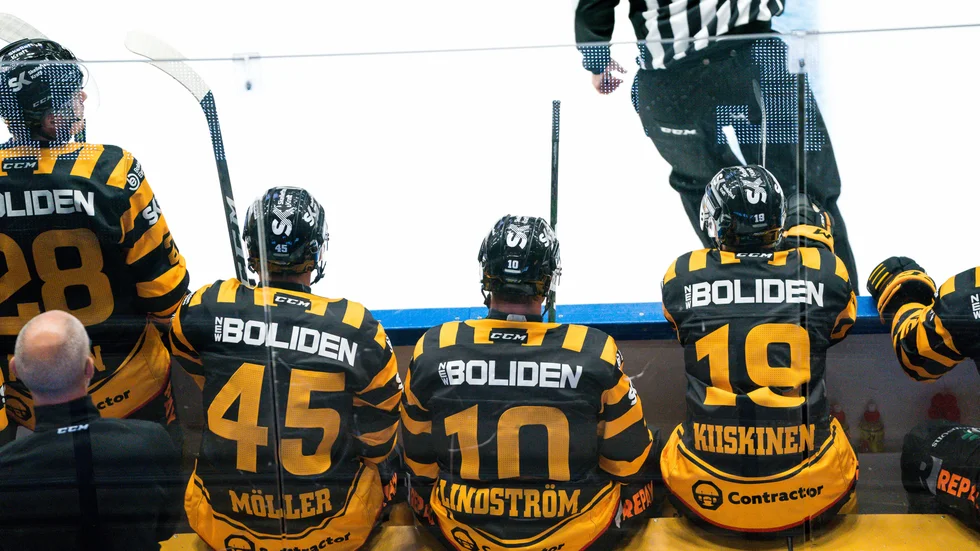 Frödén, Möller, Lindström och Kiiskinen får alla chansen i AIK:s fem mot tre. 
