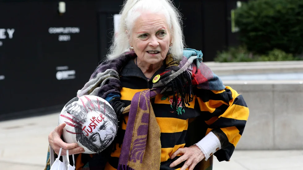 Vivienne Westwood är starkt engagerad i fallet Julian Assange. Här anländer hon till en domstol i London. Arkivbild.