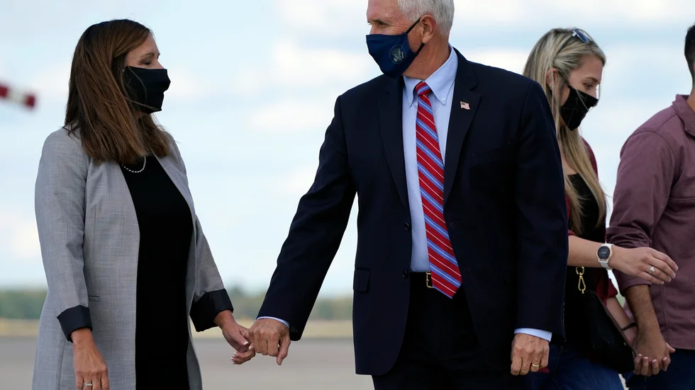 Mike Pence och Karen Pence bär munskydd sedan han lämnat Washington för att resa mot debatten i Utah.