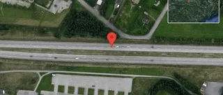 Personbil står still på E20 - helt stopp i ett körfält
