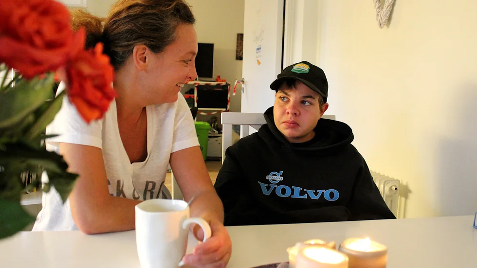 Cecilia Edvinsson och David Frid, mor och son, hemma i Västervik. David friskförklarades fem år efter att hjärntumören upptäcktes 2008.
