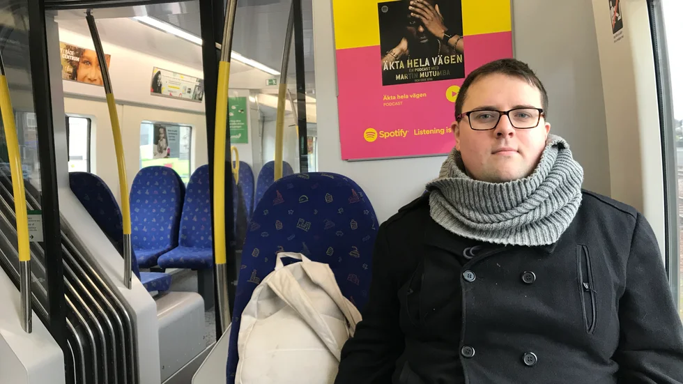 Jonathan Dernehag tar pendeltåget till jobbet i Södertälje varje dag.