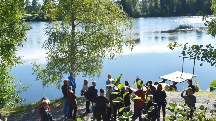 Mark- och miljödomstolen gjorde syn på platsen för bron under förhandlingarna.