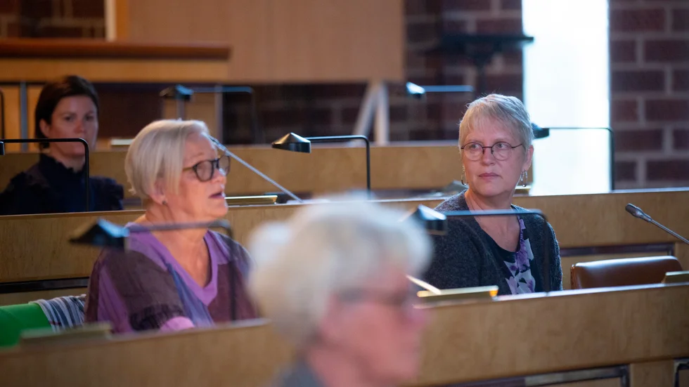 Inga Granström och Maria Platni, Vänsterpartiet, uttryckte besvikelse över att ta bort skjutsen för Rönnskolans fritidselever. 