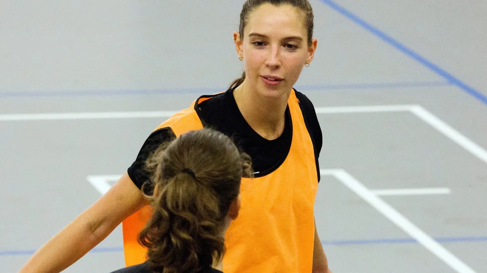 Moa Marklund har återvänt till Uppsala HK efter att ha pendlat till Stockholm under en säsong och spel i högst handbollsligan. Förutom rutinen bidrar hon också med spelglädje i laget.
