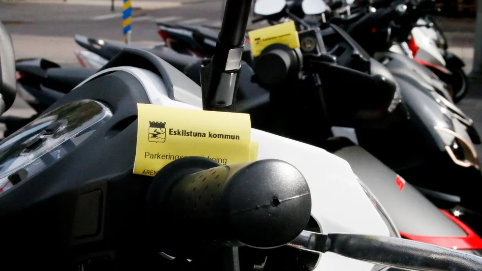 Alla fordon med registreringsskylt kan få böter och i Eskilstuna är det mellan en och två motorcyklister eller mopedister som får parkeringsböter varje vecka.