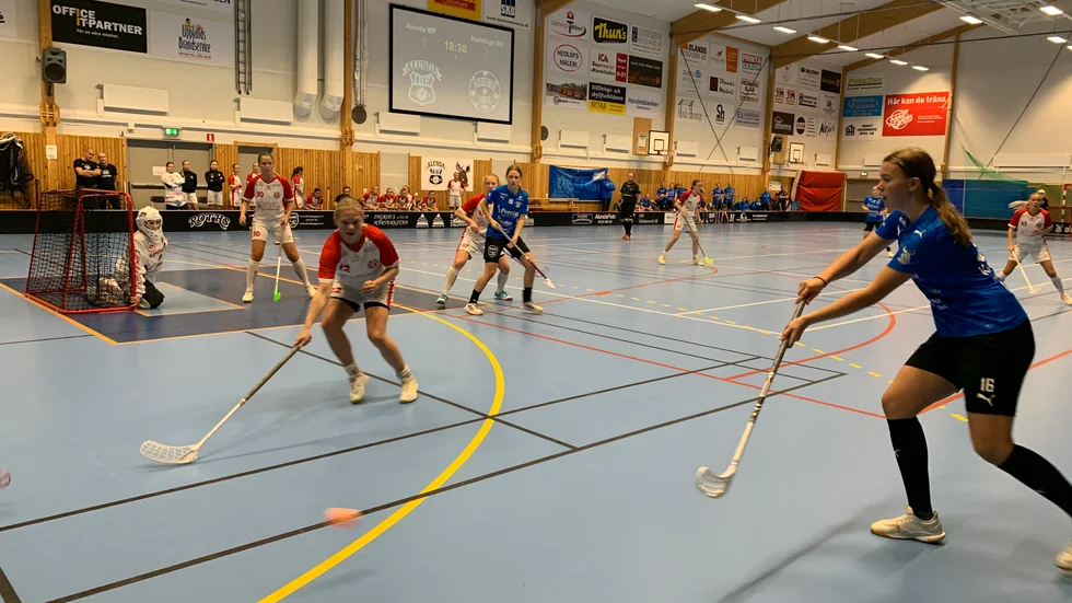 Tredjelinan utmärkte sig i premiärsegern där Fanny Blad(mitten) svarade för två mål.