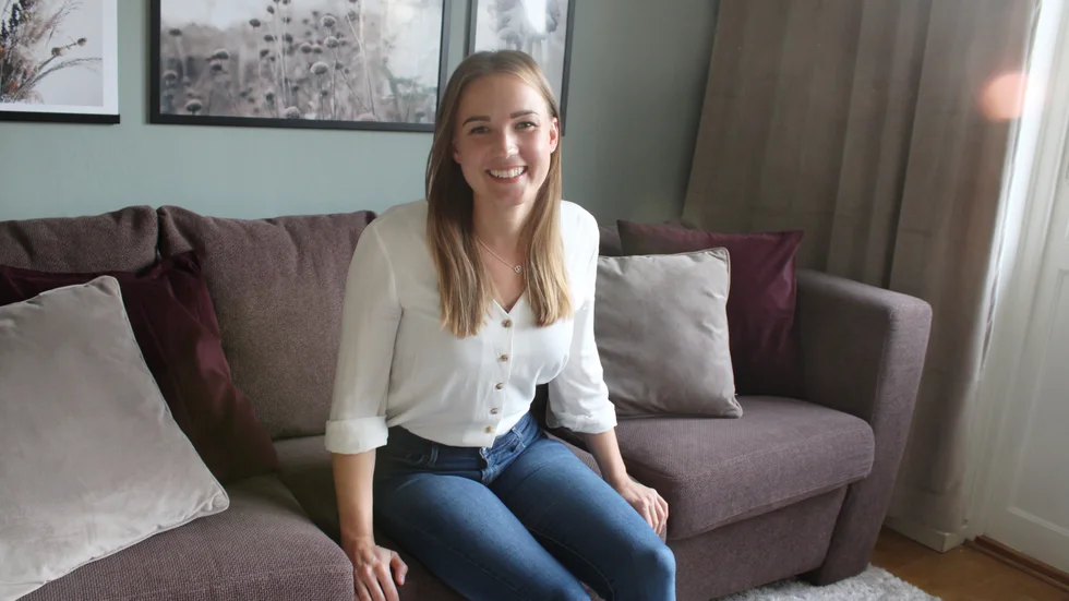 För Clara Johansson är det viktigt att leva här och nu med lugn och harmoni. Därför har hon omsorgsfullt inrett sin tillfälliga hyresrätt i Linköping, även om hon är på jakt efter en ny bostadsrätt.