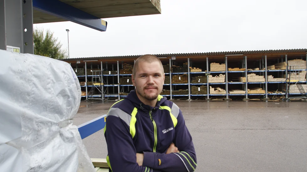 Ludvig Karlsson jobbar som lagersäljare på Karl Hedins bygg när han inte tränar eller spelar ishockey.