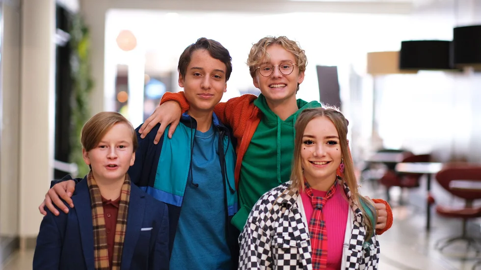 Lill-Erik (Arvid Bergelv), Åke (Samy Karlsson Fariat), Bert (Adrian Macéus) och Thora (Lily Wahlsteen). Pressbild.