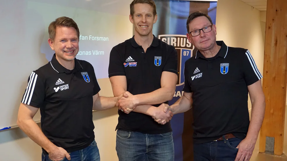 Jonas Värm och Stefan Forsman skakar hand med Sirius ordförande Peter Tornberg.