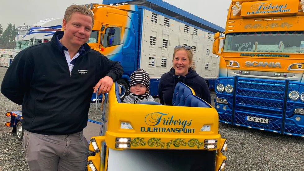Mattias Friberg och Anna Kvamme tillsammans med dottern Stina som vann pris för sin ellastbil i kategorin "Årets Mini".