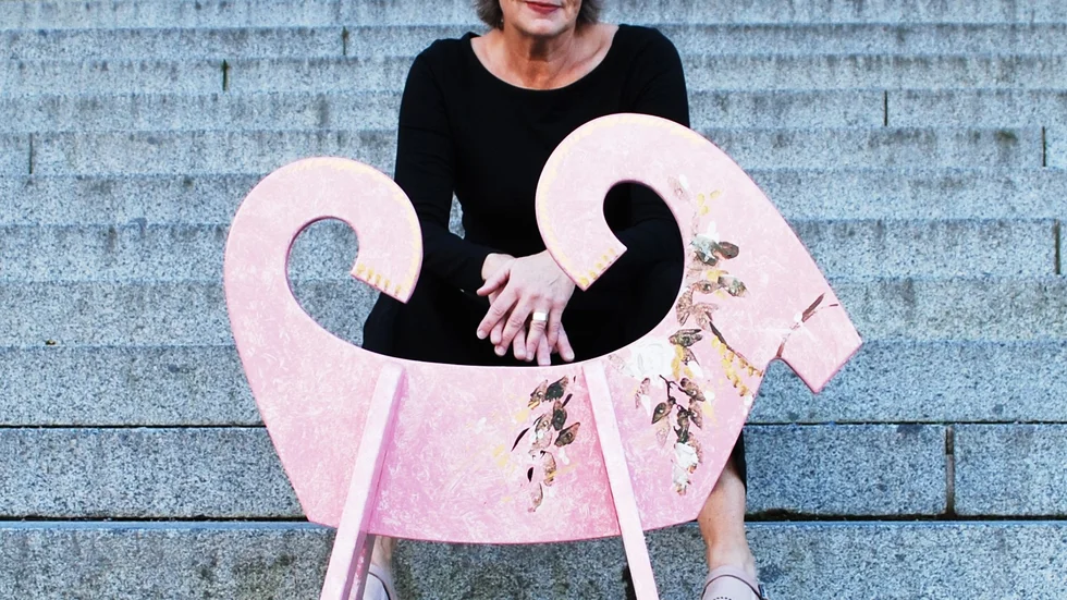 Lina Börjesson visar årets Rosa Bocken Bo som samlar in pengar till kvinnor som drabbats av bröstcancer.  I år är den dekorerad av konstnären Gun Davidsson.  