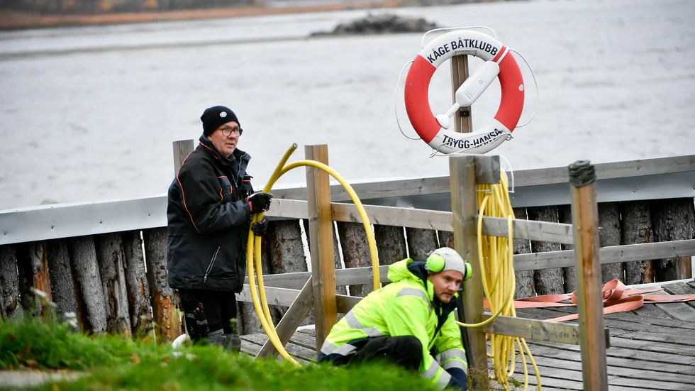 I helgen hölls en föreningsdag på Kåge båtklubb då båtägarna samlades för att vinterställa anläggningen. Här drar Hans Öhlund och Emil Marklund nya elkablar till bryggorna.