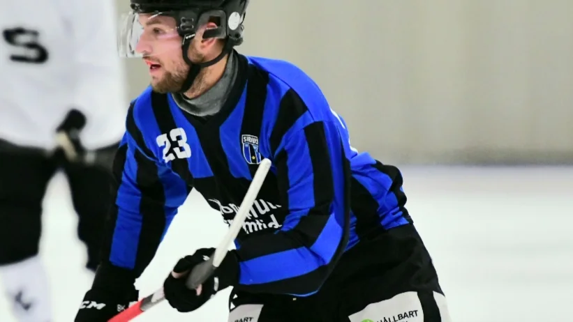 William Liw, här i en tidigare match under hösten, och hans Sirius förlorade mot stjärnspäckade AIK.