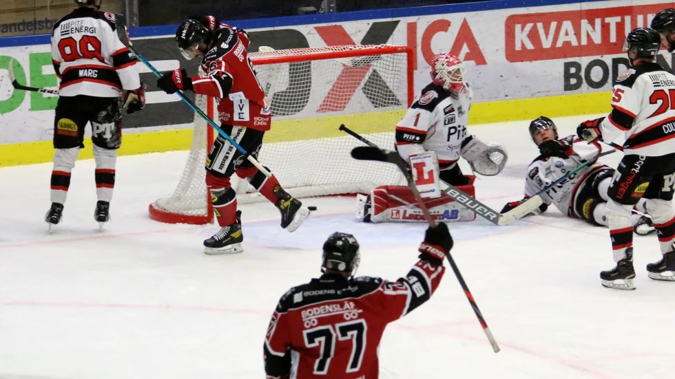 Piteå Hockey lyckades inte bryta Bodens galna segersvit. Här slinker 0–1-pucken in efter tolv minuter av första perioden.