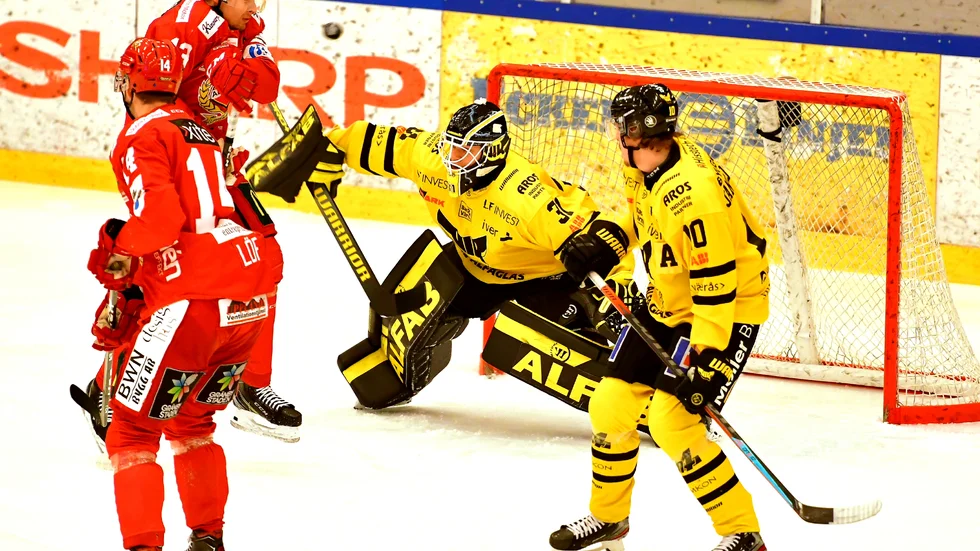 Almtunas Tobias Lijendahl framför Västeråsmålvakten Jesper Myrenberg. Matchen avgjordes i den andra perioden när Vik gjorde två mål på mindre än två minuter