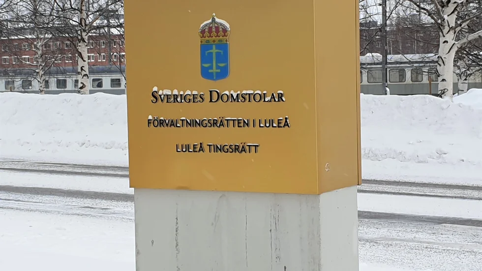 Luleå tingsrätt beslutade att den misstänkte ska avvakta åtalet i häktet.