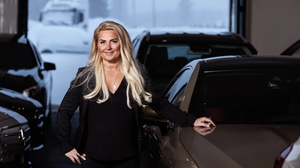 "Jag är väldigt förtjust i vår A250e-modell. Den har en räckvidd på drygt sju mil och en total effekt på 218 hästkrafter. Miljö och körglädje än en gång", säger Anki Hjerpe, försäljningschef på BilDahl.