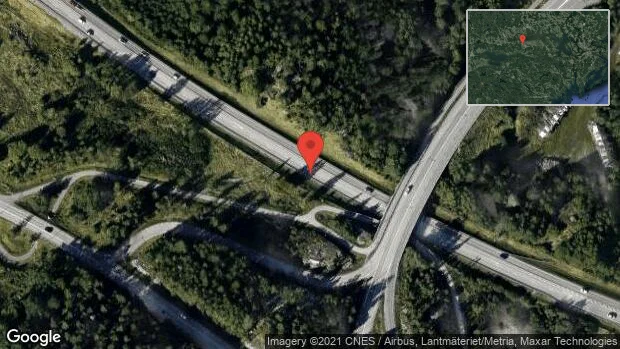 Personbil stillastående på E20