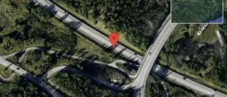 Personbil stillastående på E20
