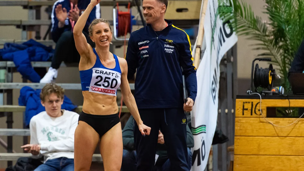 Malin Marmbrandt, Västerås FK, jublar efter sitt silver i damernas längdhopp under inomhus-SM i friidrott 