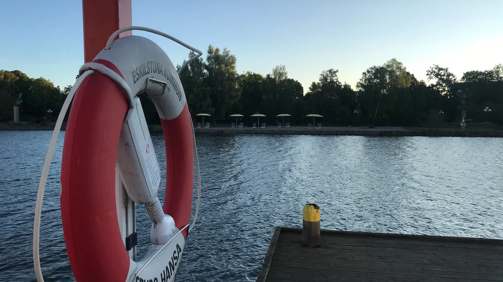 Den unga kvinnan ramlade i Eskilstunaån ungefär vid parasollen på Eskilstunas egen playa i Stadsparken. Bilden är tagen från Hamngatan.