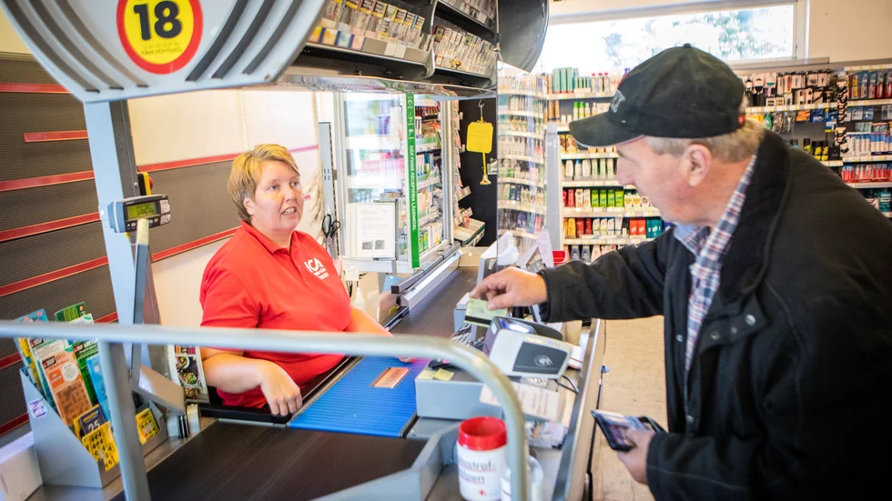 Susanne Ahlstedt och Sören Larsson hänger med i utvecklingen. Handelsföreningen har avsatt 1,5 miljoner kronor för miljöinvesteringar. 